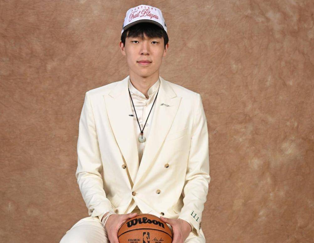 星空体育电脑版-杨瀚森NBA新定妆照发布：身披开拓者16号红袍，张开双臂迎接新赛季的简单介绍