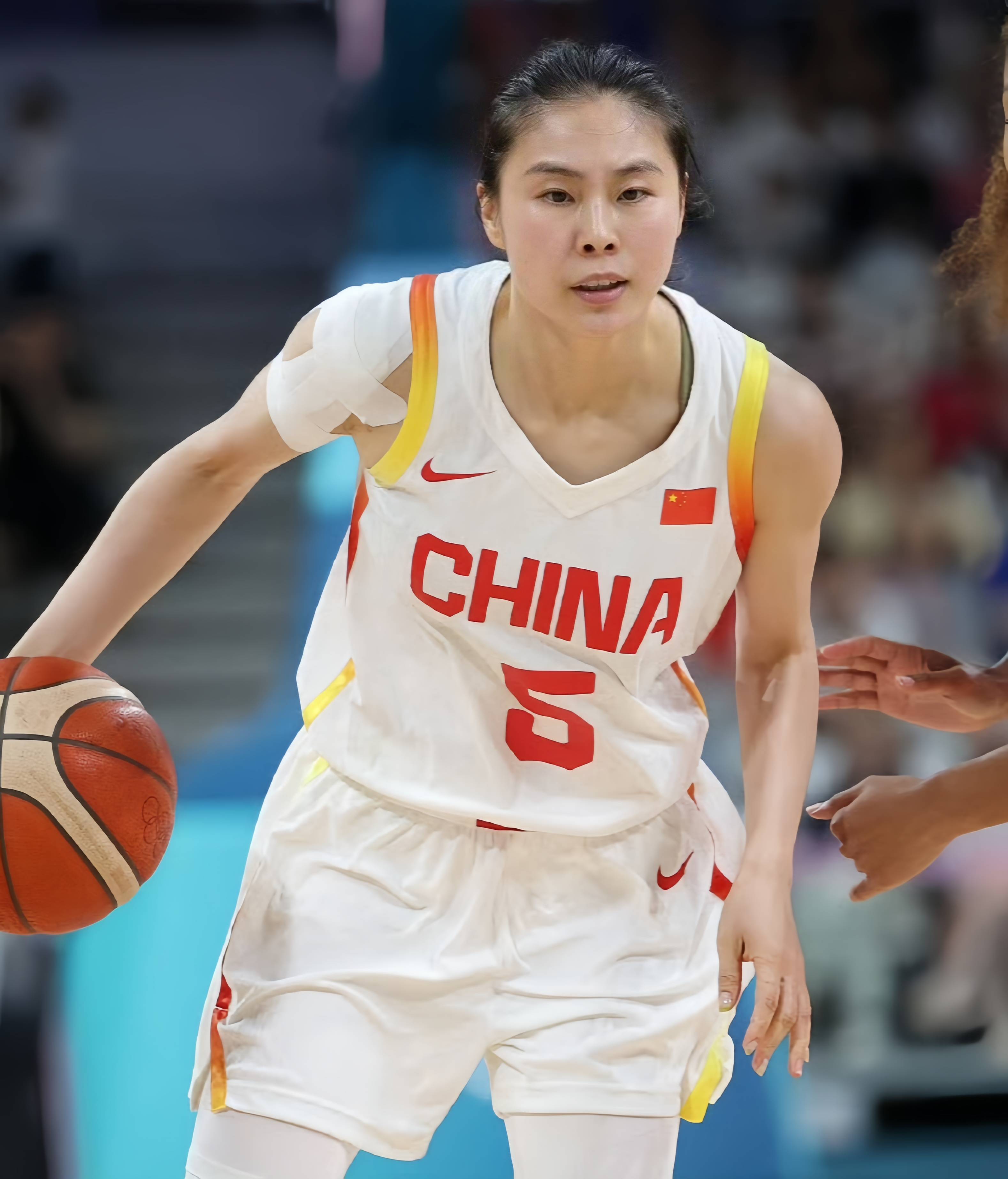 星空体育中国官网-包含李梦22年女篮世预赛个人集锦，对阵马里砍下15分6助攻的词条