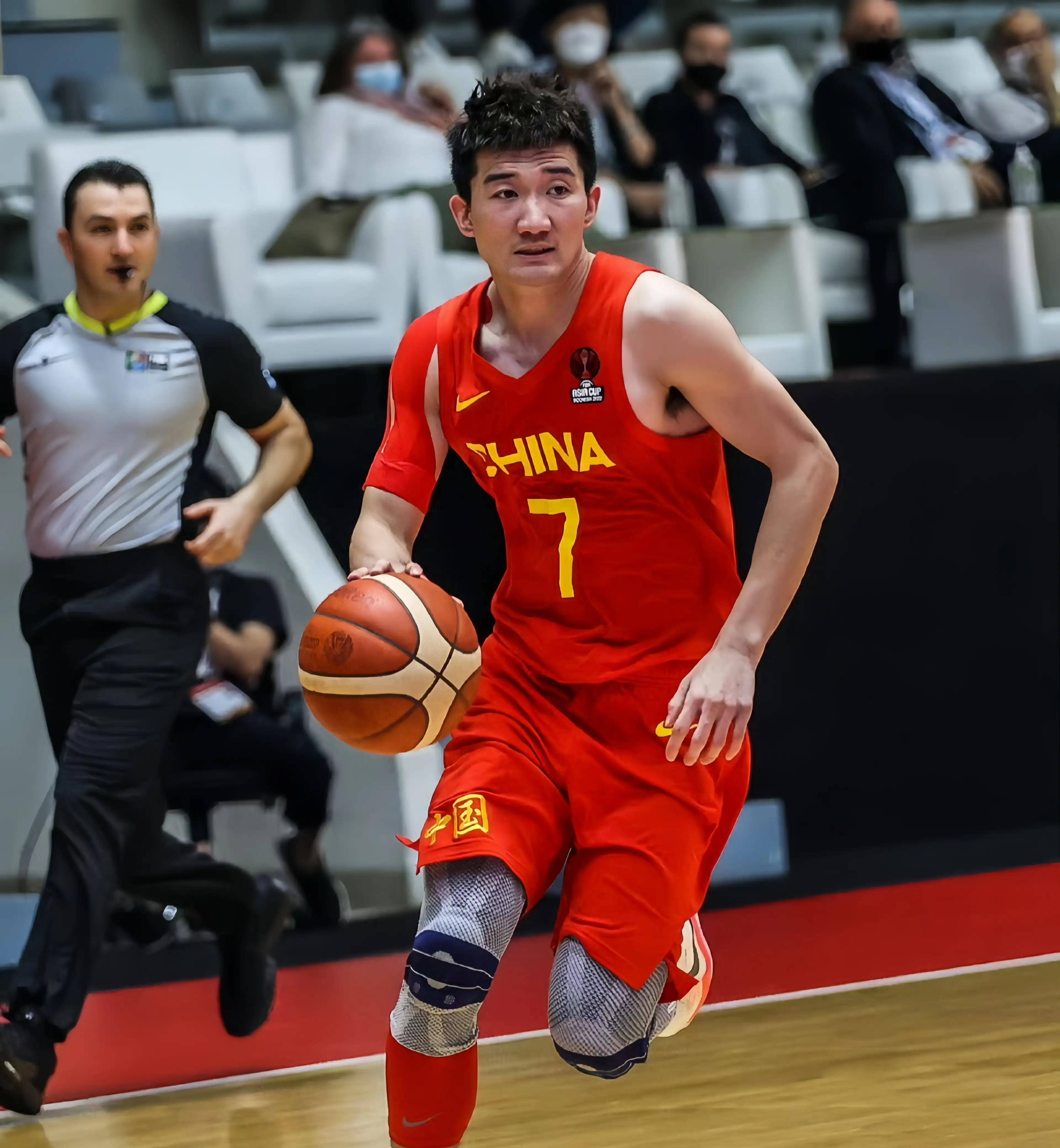 星空体育中国官网-难绷！中国男篮出现23次失误全队只有9次助攻