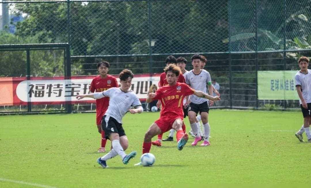 星空体育官网-足球场上精彩绝伦比赛引无数球迷围观